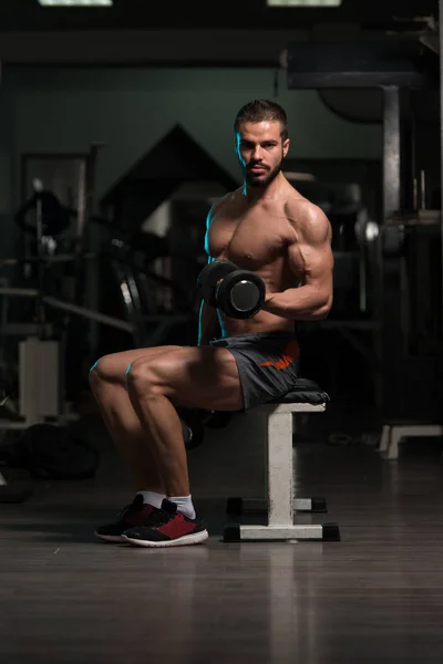Idrottsman tränar Biceps med hantlar — Stockfoto