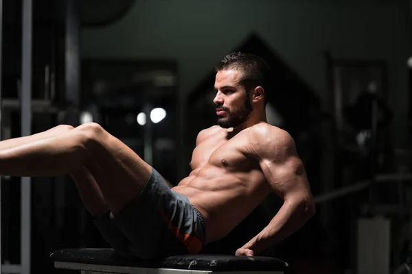 Bauch Crunch auf Bank Plank Hüftheben — Stockfoto