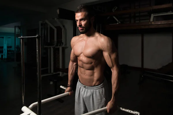 Hombre haciendo ejercicio de peso pesado para Trapezius —  Fotos de Stock