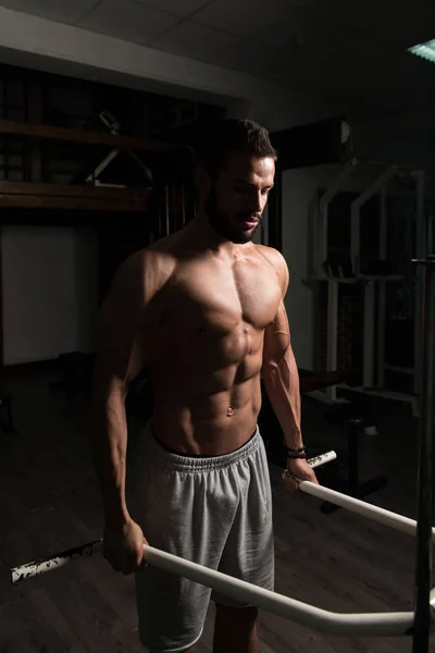 Modelo muscular fazendo exercício de peso pesado para Trapezius — Fotografia de Stock