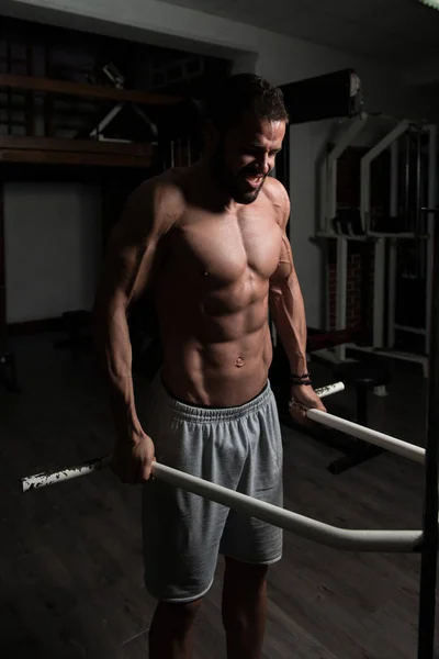Homme faisant un exercice de poids lourd pour trapèze — Photo