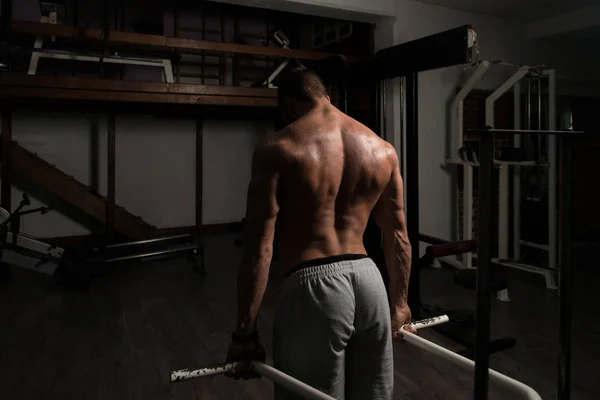 Trapezius için ağır egzersiz yapan erkek — Stok fotoğraf