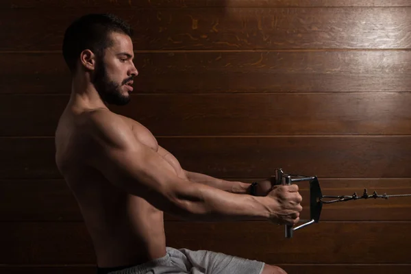 Muskulös modellen gör tung vikt övning för ryggen — Stockfoto
