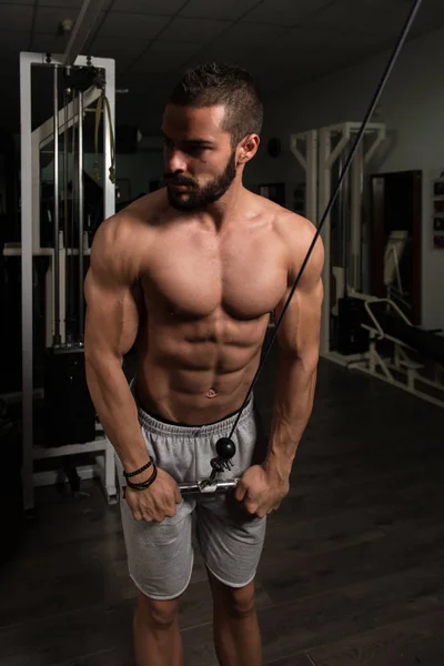 Joven modelo ejercicio tríceps en el gimnasio — Foto de Stock