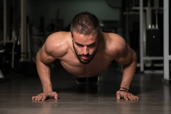 Modelo haciendo prensa sube en el gimnasio —  Fotos de Stock