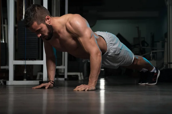 Modell som utövar Push Ups — Stockfoto