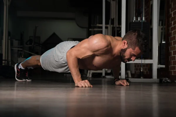 Atleet uitoefening push-ups — Stockfoto