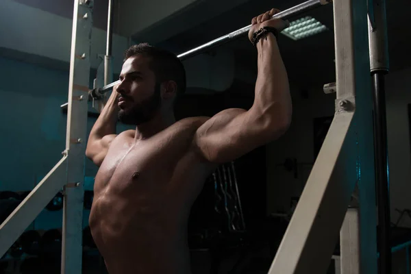 바 벨 어깨 운동 하는 체육관에서 남자 — 스톡 사진