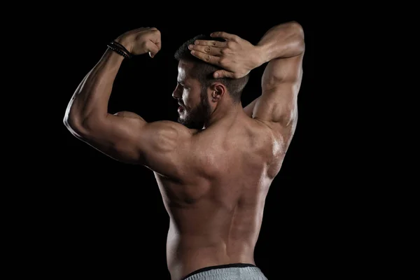 검은 배경에 근육 Flexing 근육 남자 — 스톡 사진