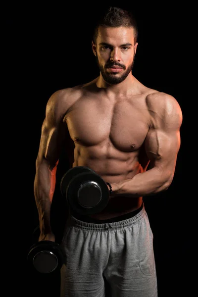Modelu Biceps ćwiczenia z hantlami na czarnym tle — Zdjęcie stockowe