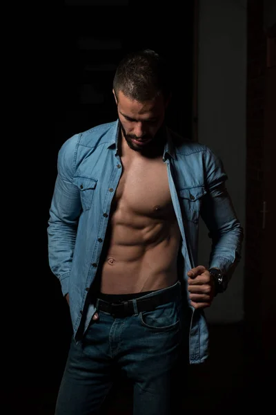 Modelo Flexing Muscles en camisa a cuadros — Foto de Stock