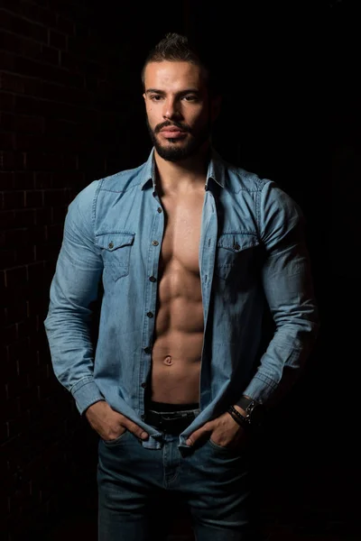 Modelo Flexing Muscles en camisa a cuadros — Foto de Stock