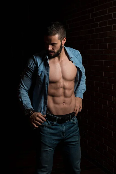 Modelo de pie fuerte en camisa a cuadros — Foto de Stock