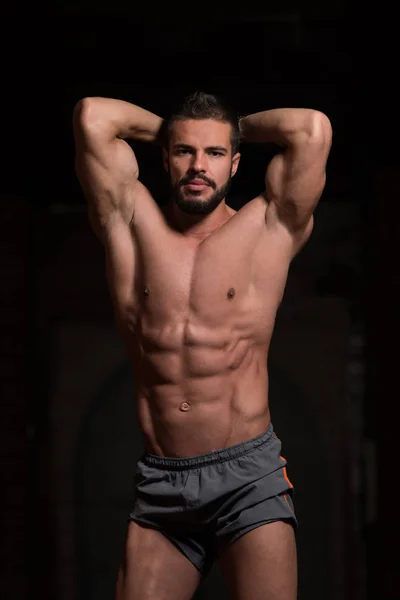 Modelo guapo músculos de flexión — Foto de Stock