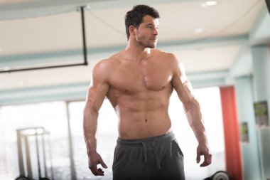 Ciddi Model spor salonunda duran