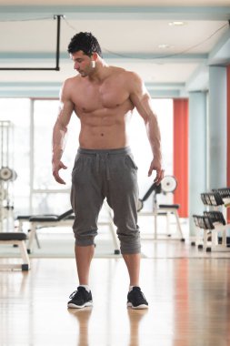 Kas modeli içinde jimnastik salonu kas esneme