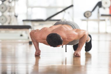 Atlet egzersiz Push Up