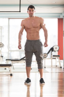 Yakışıklı kaslı modeli içinde jimnastik salonu kas esneme