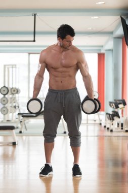 Pazı egzersiz bir spor salonunda Dumbbells ile