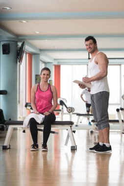 Eğitmen alır notlar ise oturma ve istirahat kadın