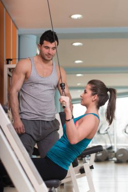 spor salonunda istemci yardımcı antrenör