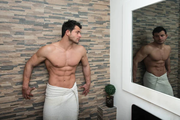 Όμορφος άνδρας σε πετσέτα πόζες — Φωτογραφία Αρχείου