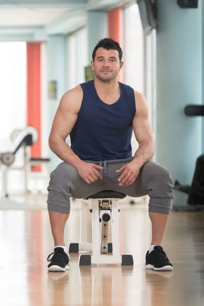 Attraente giovane modello riposo in palestra dopo l'esercizio — Foto Stock