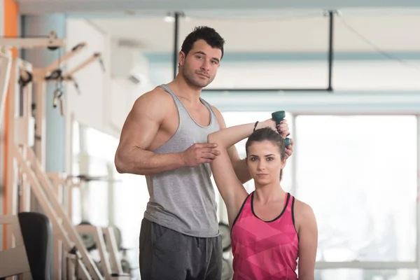 Personal trainer aiutare donna su tricipiti esercizio — Foto Stock