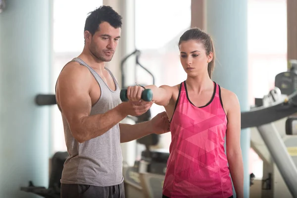 Personal Trainer ajudando mulher no ombro Exercício — Fotografia de Stock