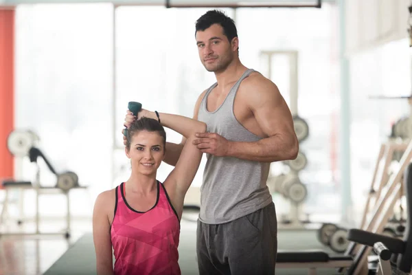 Palestra allenatore aiutare donna su tricipiti esercizio — Foto Stock