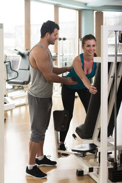 Fitnesscoach hilft Frau auf die Beine — Stockfoto