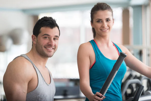 Trainer monitora la ragazza mentre corre — Foto Stock