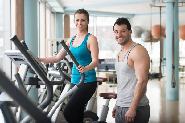 Grupp människor körs på löpband i gym — Stockfoto