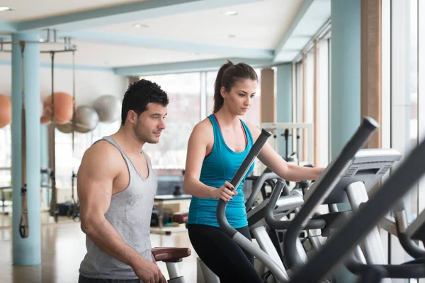 Trainer monitora la ragazza mentre corre — Foto Stock