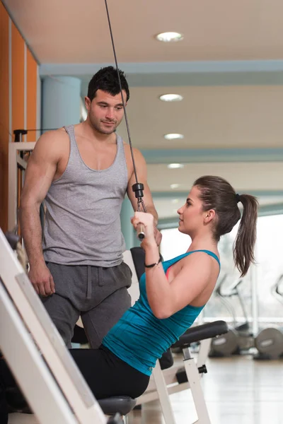 Personal trainer aiutare il cliente in palestra — Foto Stock