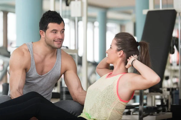 Donna con personal trainer su Bosu esercizi addominali — Foto Stock