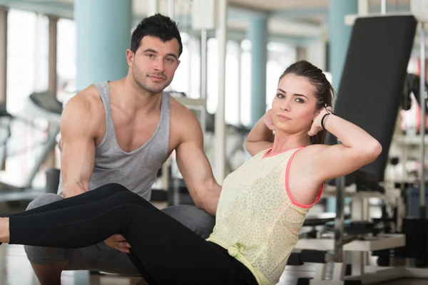 Donna con personal trainer su Bosu esercizi addominali — Foto Stock