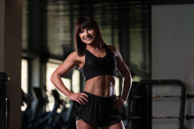 İyi eğitimli vücudu gösterilen spor salonunda kadın