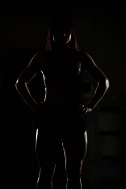 Siluet kaslı erkek içinde jimnastik salonu kas esneme