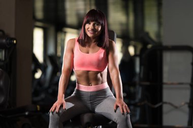 Fitness Center'da bankta oturan kadın