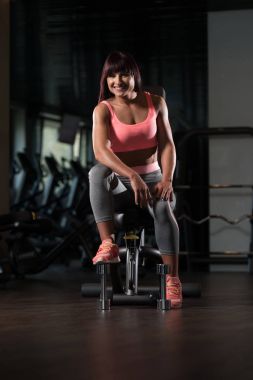 Fitness Center'da bankta oturan kadın