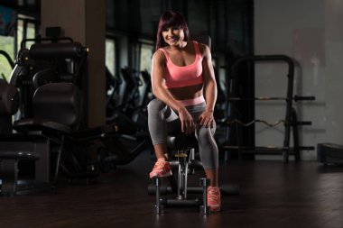 Fitness Center'da bankta oturan kadın