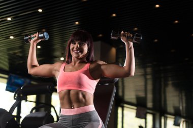 Omuzlar için egzersiz yaparak sağlıklı kadın