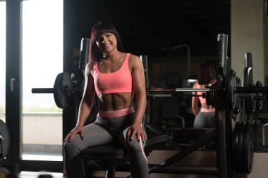 Fitness Center'da bankta oturan kadın