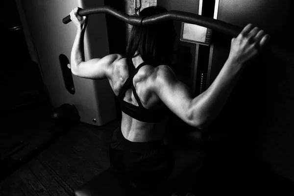 Mooie vrouw doen zwaar gewicht oefening voor rug — Stockfoto
