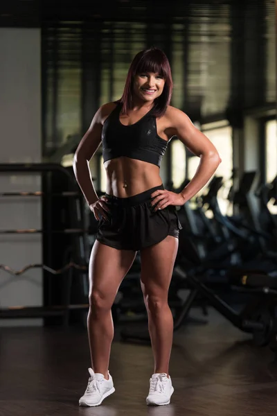 Atrakcyjna kobieta wyginanie mięśni — Zdjęcie stockowe