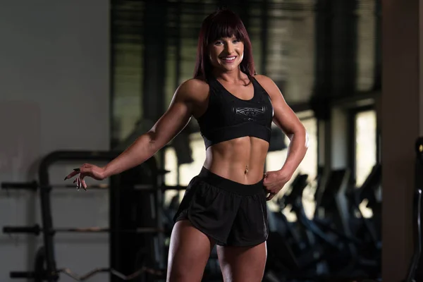 Ung sexig Fitness kvinna poserar i Gym — Stockfoto
