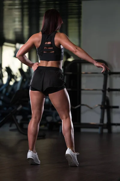 Joven sexy fitness mujer posando en el gimnasio — Foto de Stock