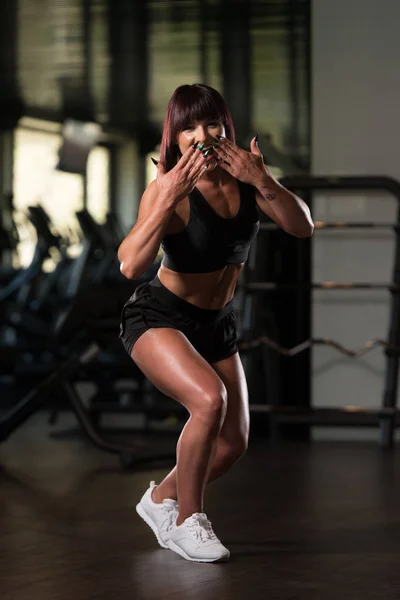 Joven sexy fitness mujer posando en el gimnasio — Foto de Stock