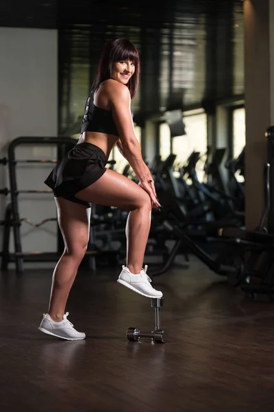 Mujer joven saludable Flexing Músculos —  Fotos de Stock